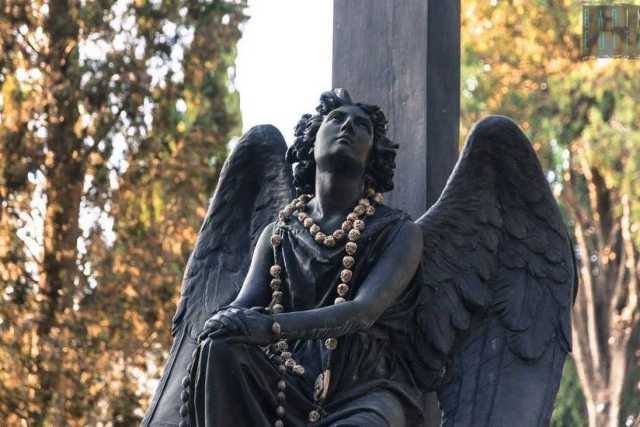 Il fascino del cimitero monumentale di Bari: triste ma raffinata "citt� nella citt�"
